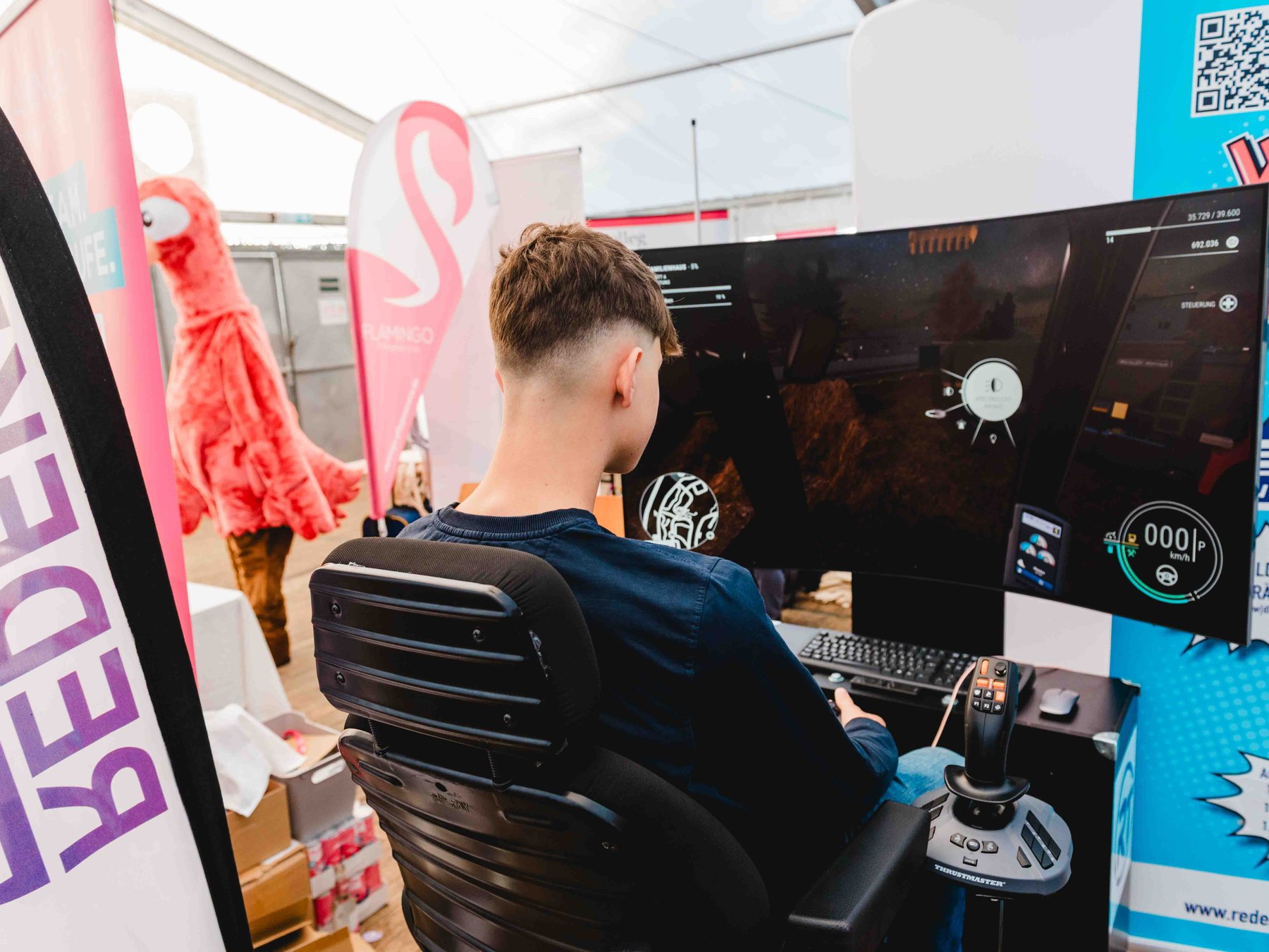 Jugendlicher am Baggersimulator der Redeker Tiefbau GmbH auf dem Ausbildungsmarkt Hellweg